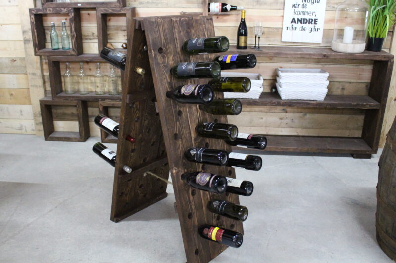 Vin holder med plads til 66 flasker. Håndlavet i genbrugs træ af Idalund Design