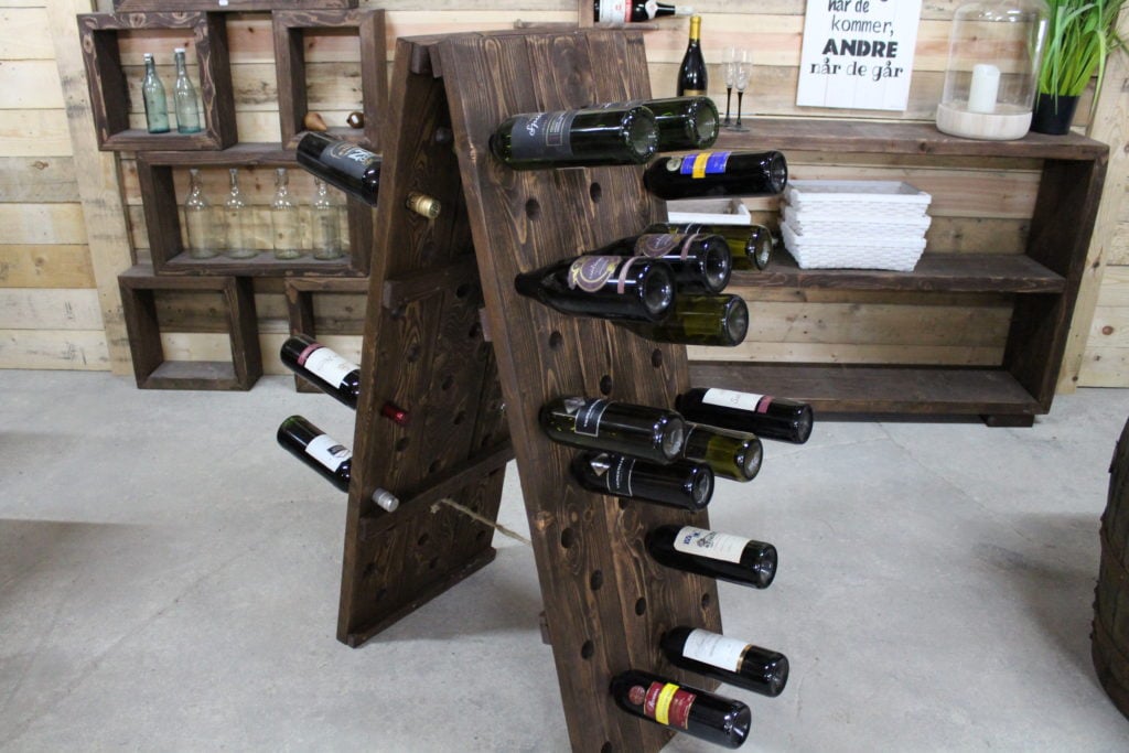 Vin holder med plads til 66 flasker. Håndlavet i genbrugs træ af Idalund Design
