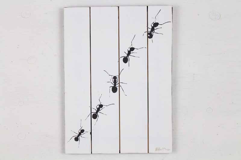 Skilt med motiv af 5 myrer fra Idalund Design. Håndlavet af genbrugstræ. 33x46 cm.