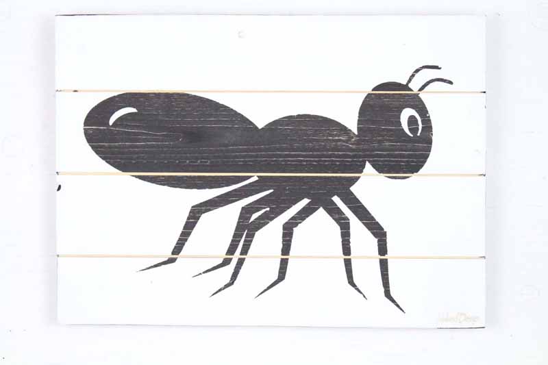 Skilt med motiv af myre fra Idalund Design. Håndlavet af genbrugstræ. 33x46 cm.