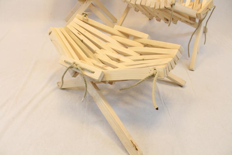 Lamel stol, fodskammel og bord fra Idalund Design. Dansk produceret af genbrugstræ.
