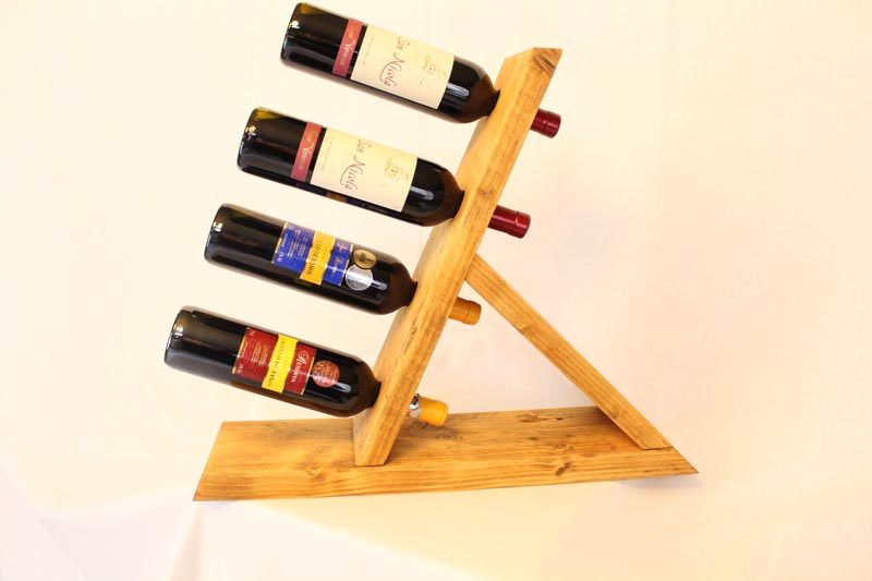Bord vinholder i træ med plads til 4 flasker. Idalund Design.
