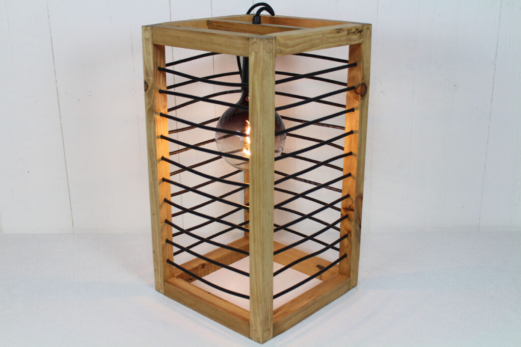 Bord lampe lysebrun med sort snøre 50 cm Håndlavet i genbrugstræ af Idalund Design