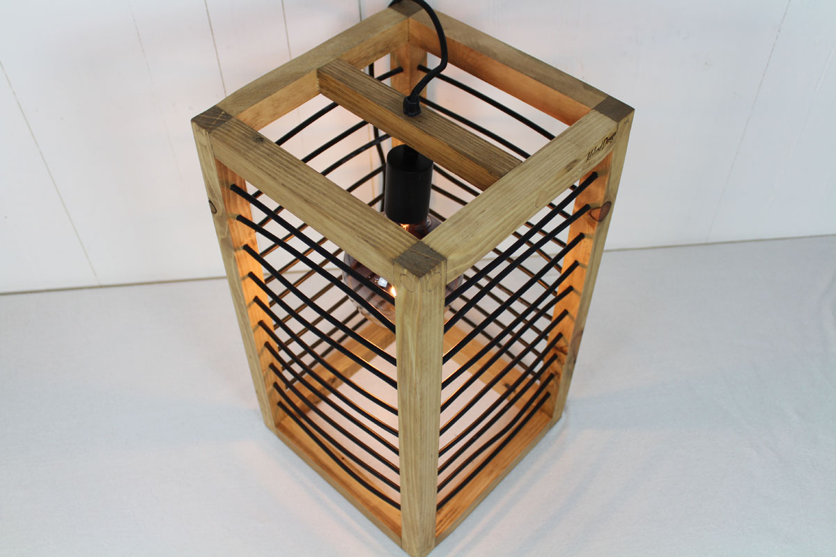Bord lampe lysebrun med sort snøre 50 cm Håndlavet i genbrugstræ af Idalund Design