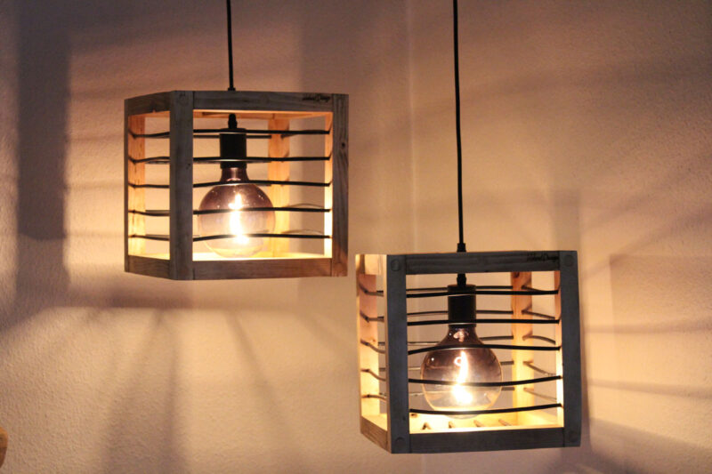 Loft lampe lysebrun med sort snøre 28 cm Håndlavet i genbrugstræ af Idalund Design