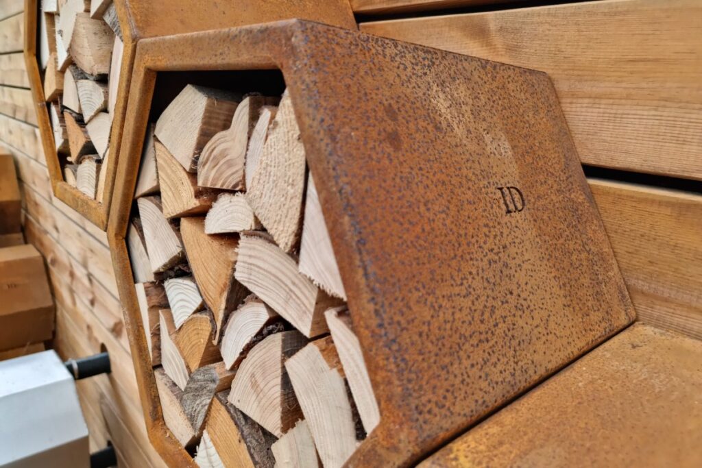 Brændeskjuler i Cortenstål | 0 kr. i fragt - Bestil her!